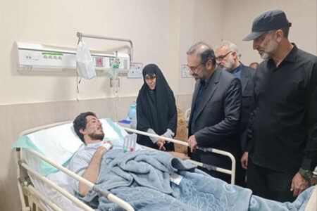 از مجروحان تجاوز وحشیانه رژیم صهیونیستی و دیدار با خانواده شهید «سجاد ادیبی»