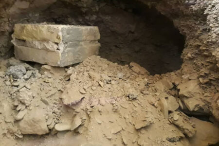 دستگیری حفاران غیرمجاز و کشف سفال‌های تاریخی در روستای احمدآباد