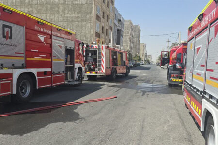 اطفاء حریق کارگاه تولید الیاف توسط آتش‌نشانان فردیس